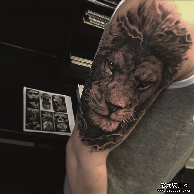 大臂写实狮子纹身图案
