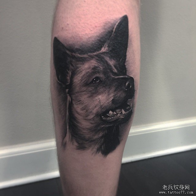 小腿写实狗狗纹身图案