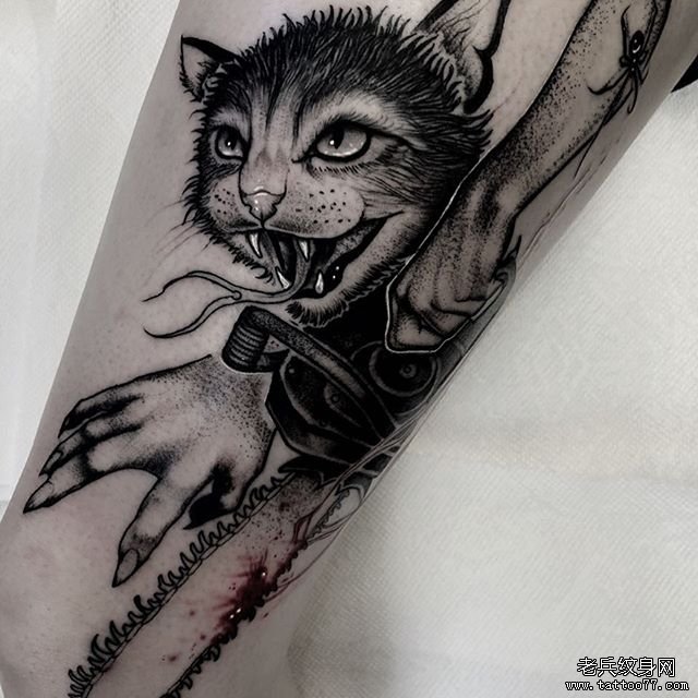 黑灰暗黑猫手文身