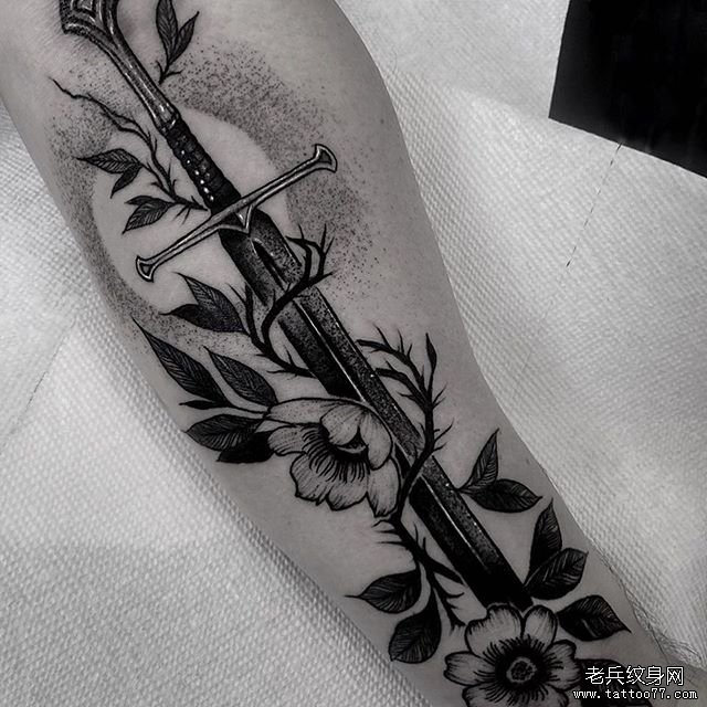 黑灰暗黑剑花朵藤蔓文身