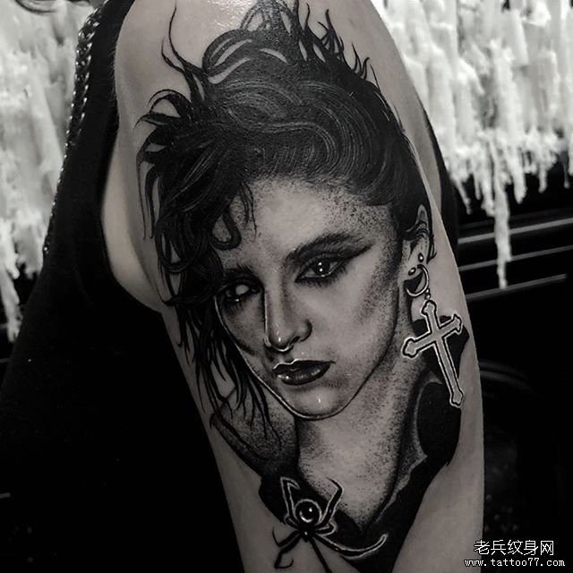 黑灰暗黑女郎蜘蛛文身