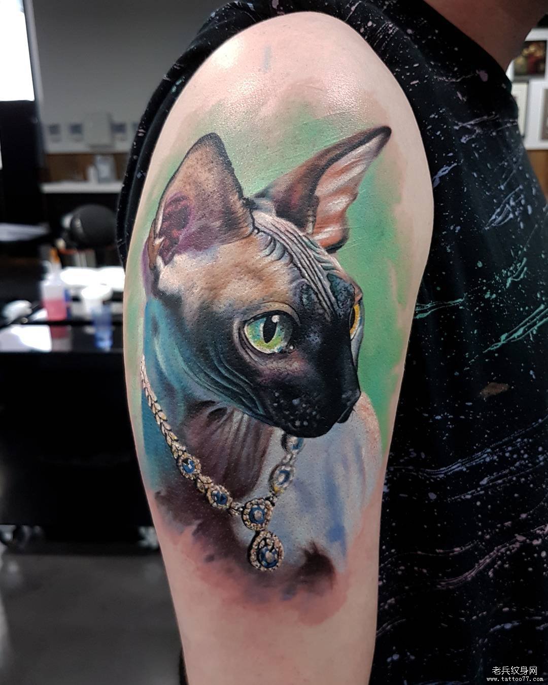 大臂写实猫咪纹身图案