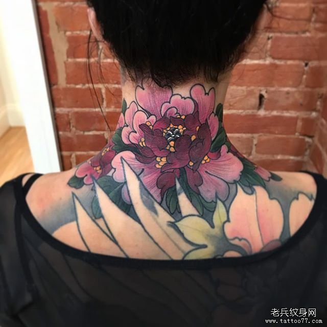 脖子新传统牡丹纹身图案