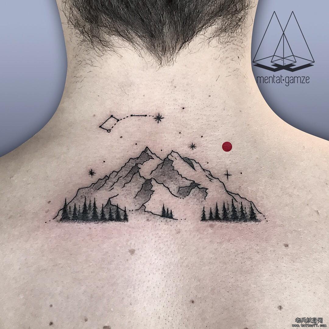 黑灰后背风景山文身