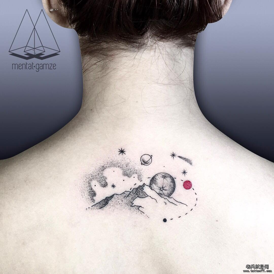 黑灰后背星球山文身
