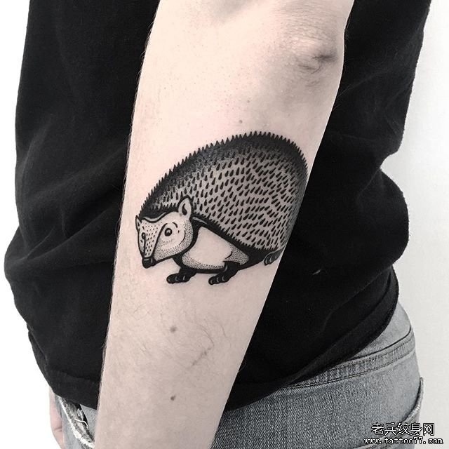 手臂个性黑灰刺猬纹身图案
