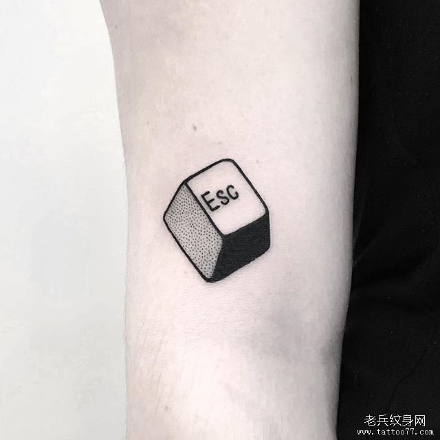 手臂个性按键纹身图案
