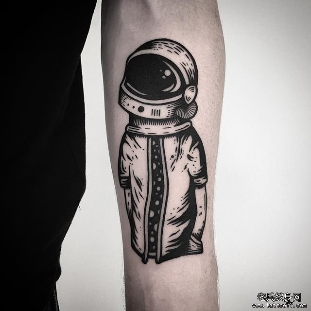 手臂个性宇航员纹身图案
