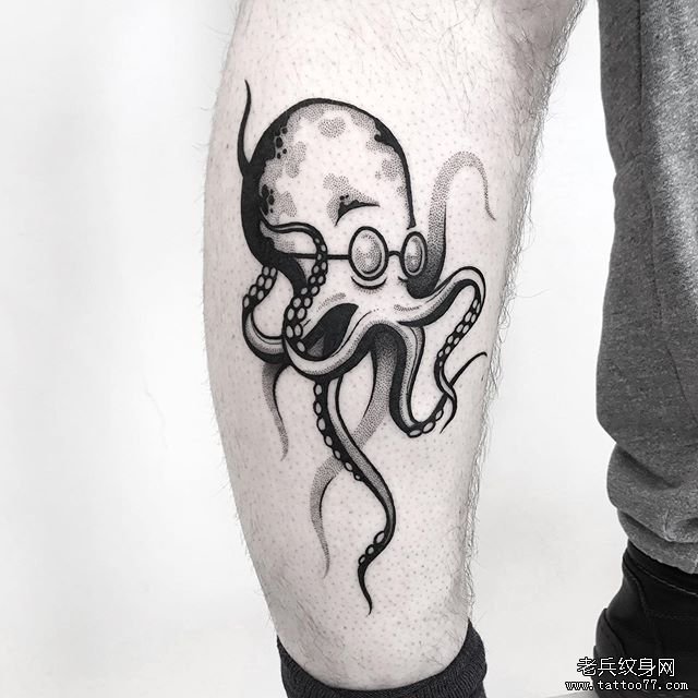腿部个性点刺章鱼纹身图案
