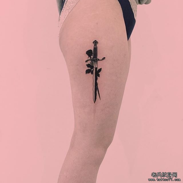 大腿个性匕首玫瑰纹身图案