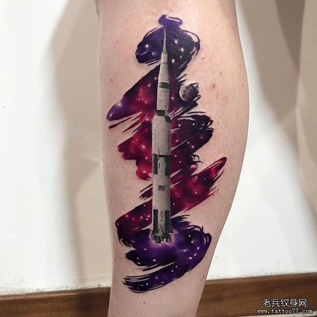 腿部个性彩色火箭纹身图案