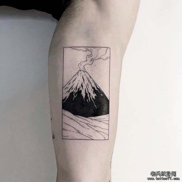 腿部简笔火山纹身