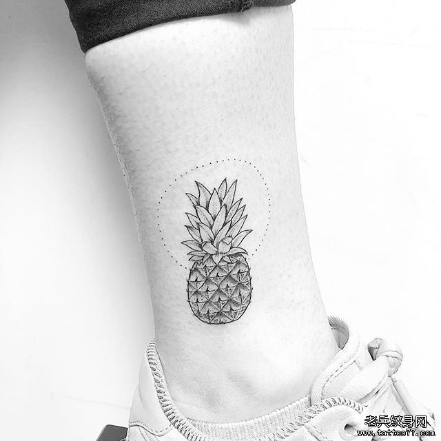 脚踝黑灰菠萝纹身图案