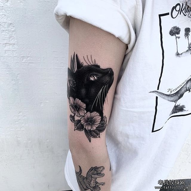 手臂黑灰猫咪纹身图案