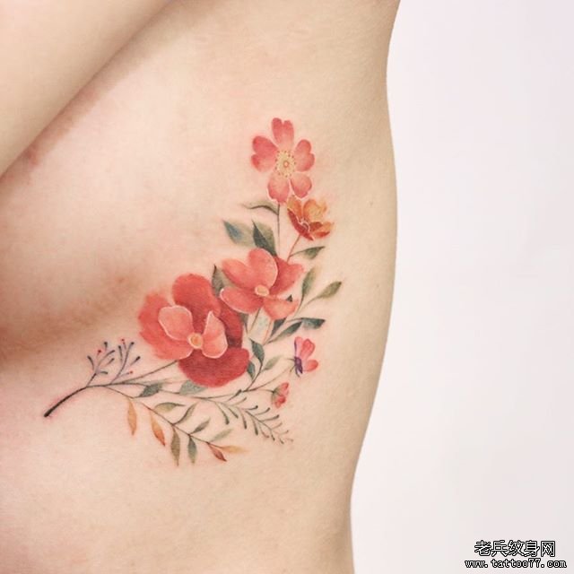 胸下彩色花卉纹身