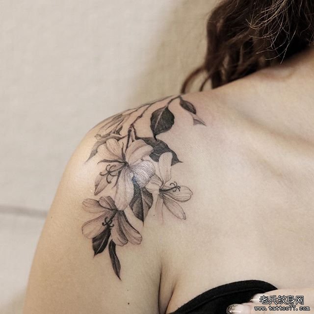 肩膀黑灰花卉纹身图案