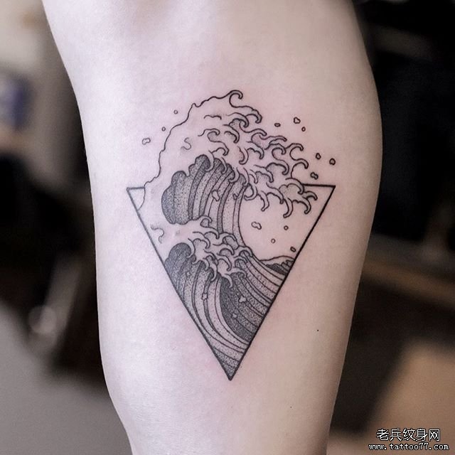 手臂小清新黑灰海浪纹身