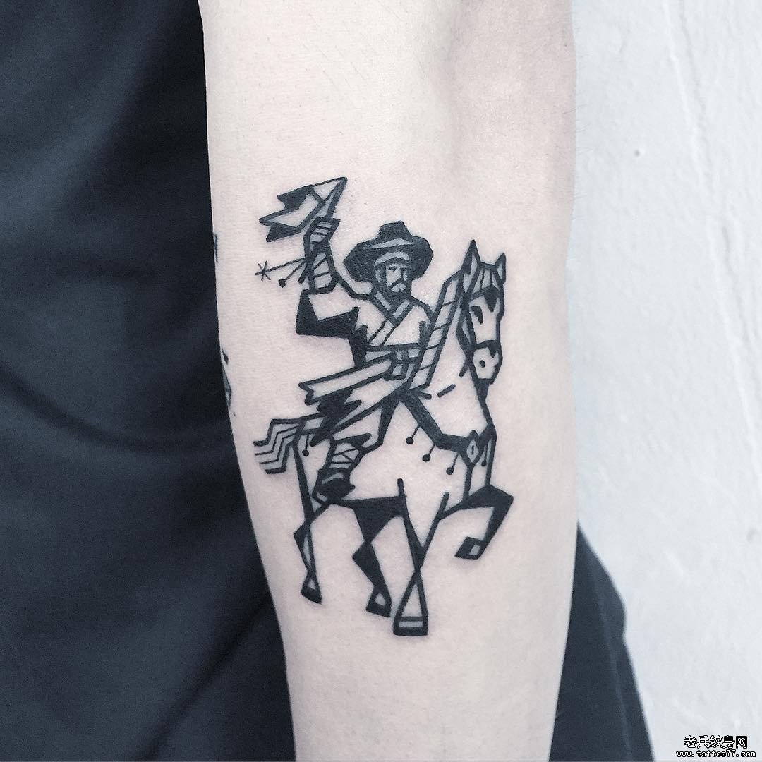 手臂骑马纹身图案