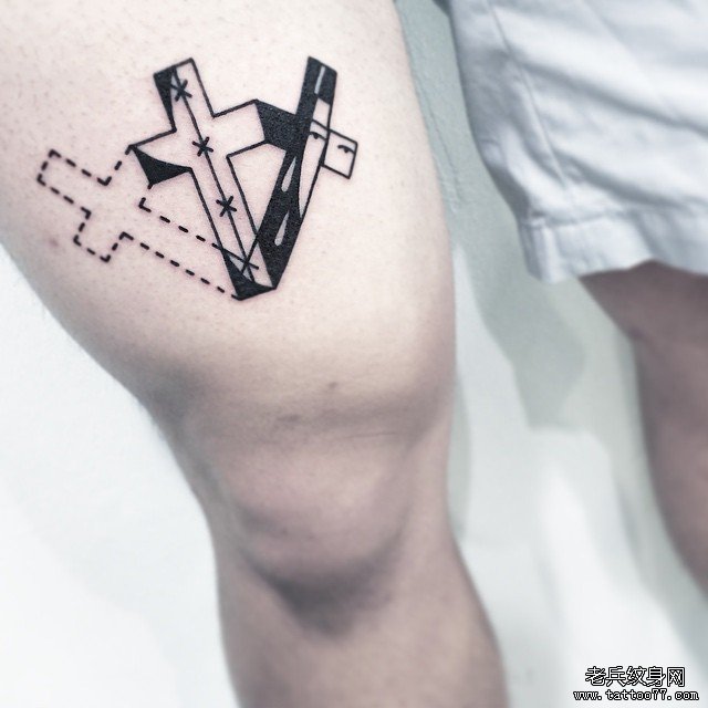 大腿十字架纹身