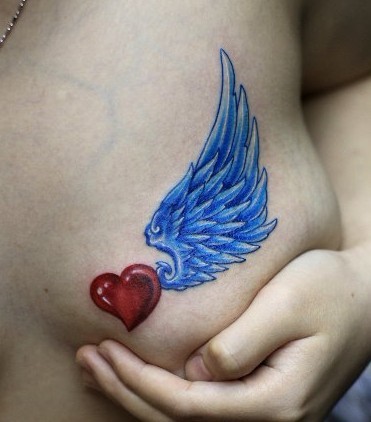 女人纹身图案大全：胸部彩色爱心翅膀纹身图案纹身图片