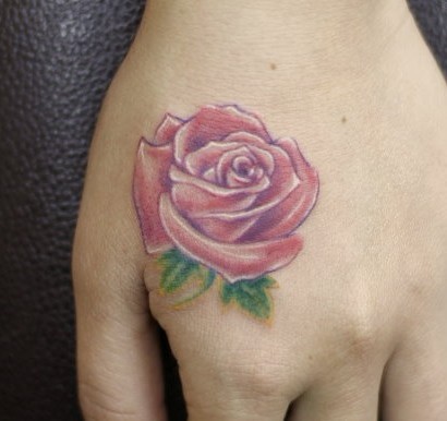 女人纹身图案大全：手背彩色玫瑰纹身图案纹身图片