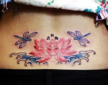 腰部纹身图案：腰部彩色莲花蜻蜓纹身图案纹身图片