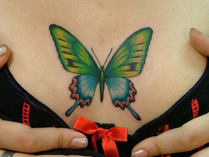 胸部纹身图案：时尚经典胸部彩色蝴蝶纹身图案纹身图片