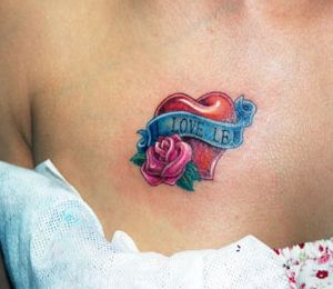 胸部纹身图案：胸部彩色爱心玫瑰纹身图案纹身图片
