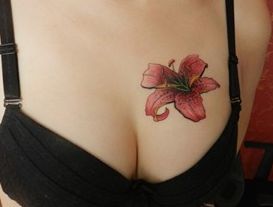 胸部纹身图案：胸部彩色百合花纹身图案纹身图片