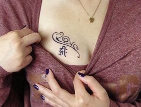 胸部纹身图案：胸部图腾藤蔓纹身图案纹身图片