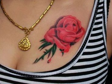 胸部纹身图案：时尚经典胸部彩色玫瑰纹身图案纹身图片