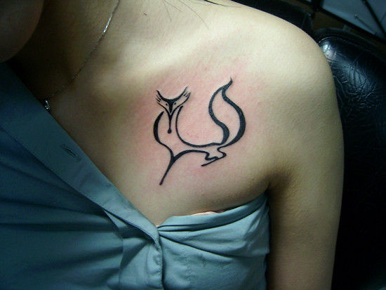 胸部纹身图案：胸部图腾狐狸纹身图案纹身图片
