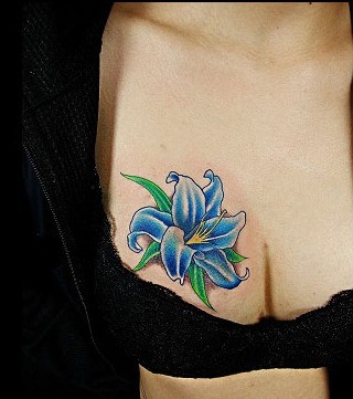 胸部纹身图案：胸部彩色花卉百合花纹身图案纹身图片