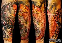 手臂彩色鲤鱼纹身图案