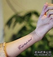 美女手臂英文字母纹身