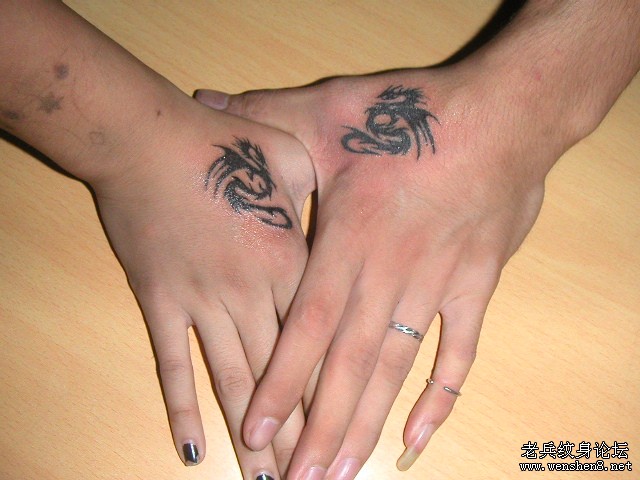情侣纹身图案：经典手部情侣图腾龙纹身图案图片