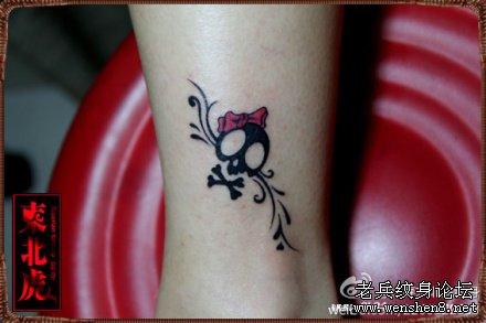 武汉纹身培训学校：脚部可爱的骷髅文身图案图片