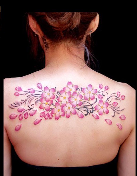 正规纹身店：美女后背樱花纹身图案图片