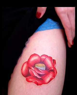 腿部红色花卉纹身图案图片