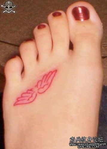武汉纹身图案：脚背可爱的翅膀纹身图案