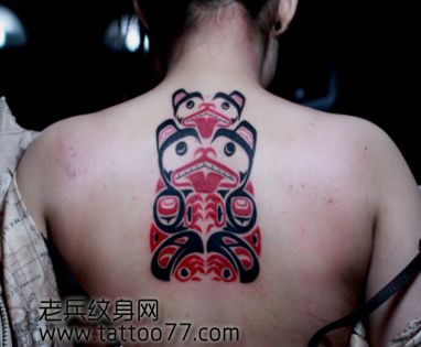 美女背部图腾小熊纹身图案