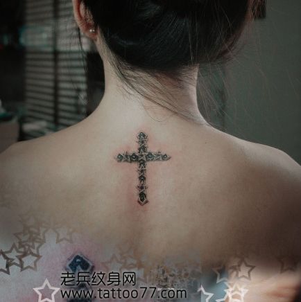 美女背部经典的五芒星十字架纹身图案
