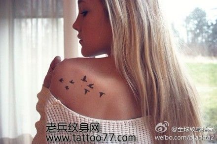 美女背部经典的图腾小鸟纹身图案