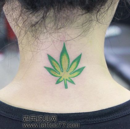 美女颈部彩色树叶纹身图案