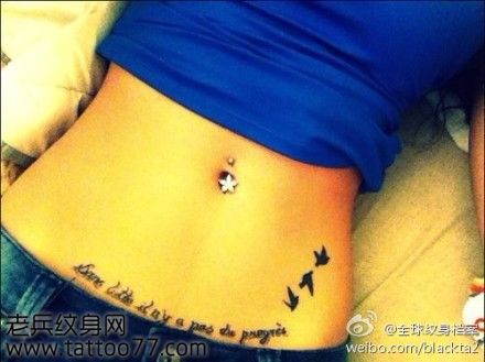 美女腹部时尚的字母小鸟纹身图案