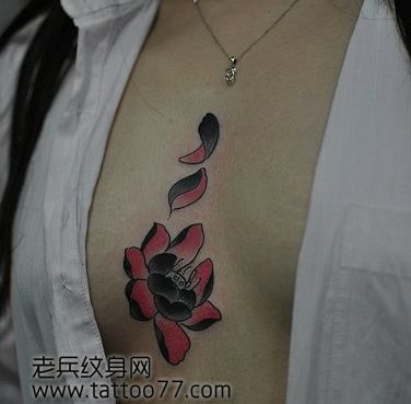另类的胸部莲花纹身图案