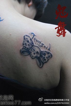 美女肩部时尚经典的骷髅蝴蝶结纹身图案