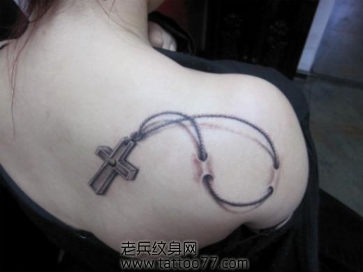 美女肩部唯美好看的十字架吊链纹身图案
