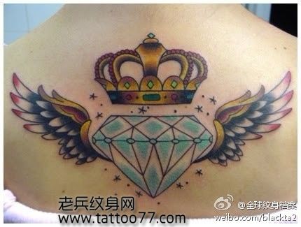 背部时尚经典的钻石翅膀皇冠纹身图案