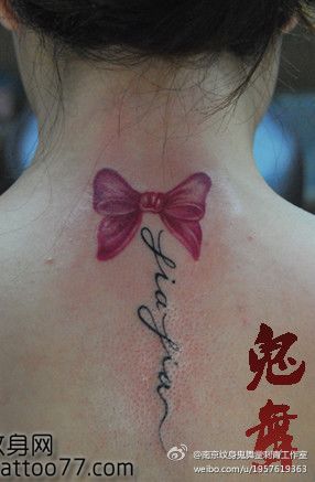 美女颈部蝴蝶结字母纹身图案